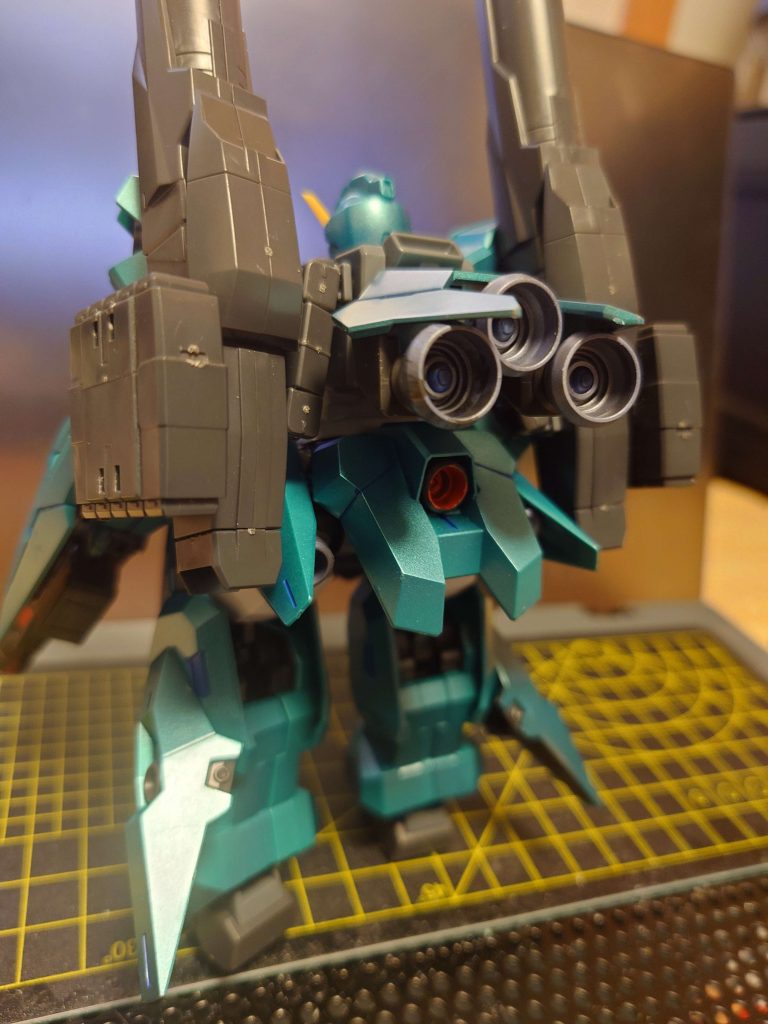 バックパックにもソーンのブースターを装着して推力マシマシ。動ける(直線番長)デブへ。最後の武器は見合ってからのぶちかまし。(はっけよい)