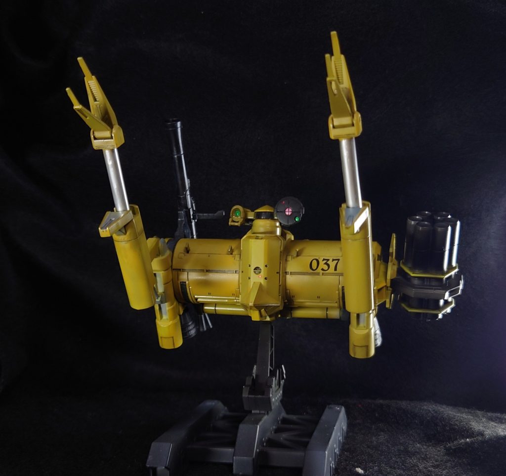 腕は360度回ります、背後を取られても平気ですね！