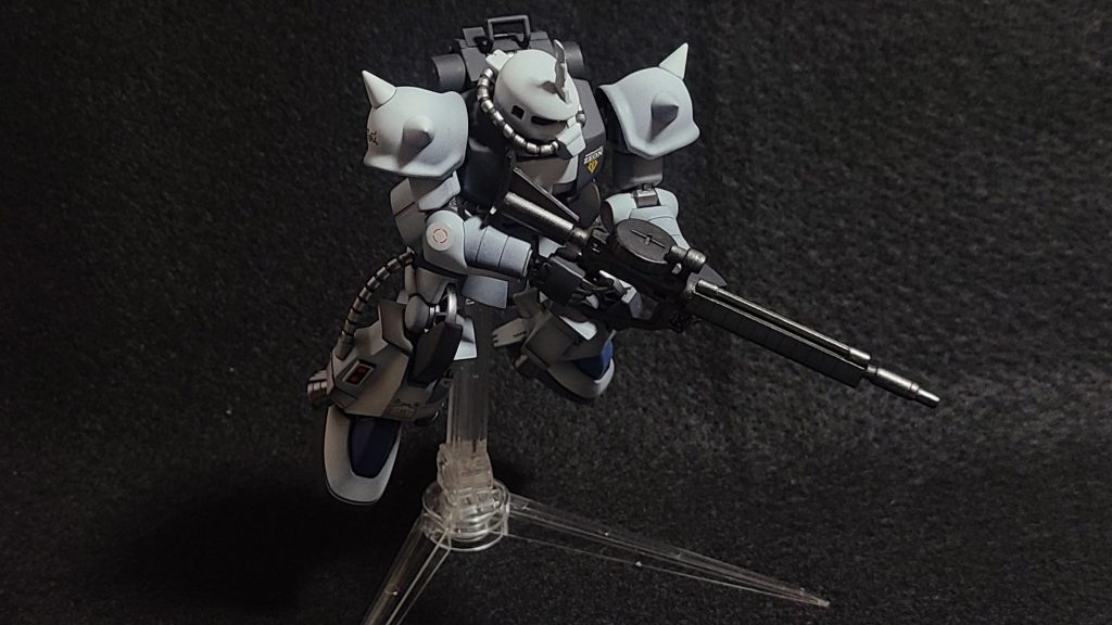 虹霓のシン・マツナガ作中では、専用のロングバレルのザクマシンガンはバイポッドが装着され、フォアグリップ代りに使っていたのですが個人的には・・・なので独自解釈でマシンガンは製作しました。タイトルの（風）はこの辺があるので、まあそれっぽく見えれば良いかな？との言い訳になります。