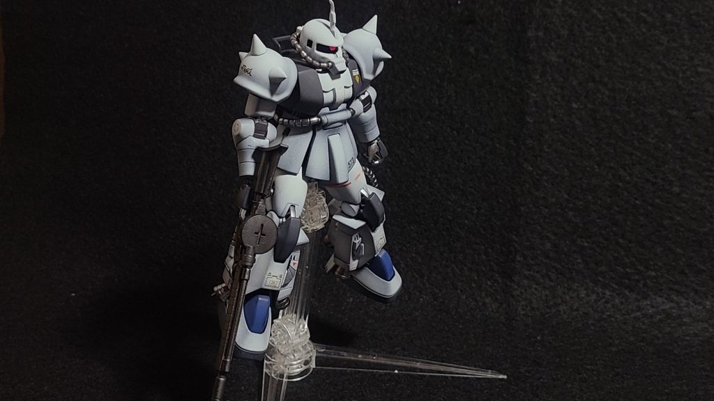 両肩にスパイクアーマーを装着した本機は、エリオット・レムの手により06R-1乗り達の戦闘データを基に熟成を重ねられた機体である。両肩がスパイクアーマーなのは繊細なデータを取る為にシンメトリー化したのか、はたまたドズル・ザビへのオマージュか。個人的には後者の方がロマンがあって良い気がします。