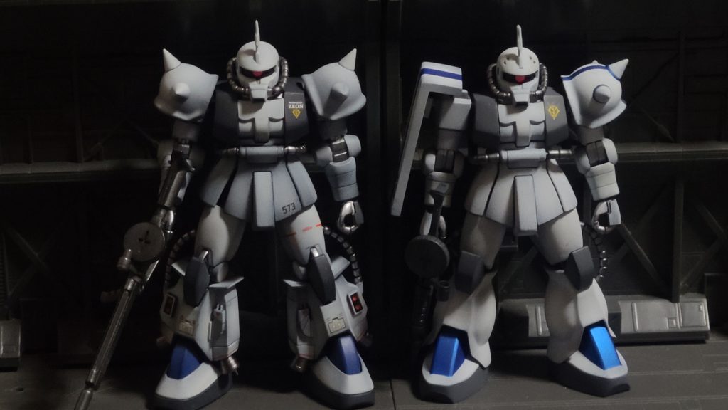 シンのかつての愛機、MS-06FSと並べてみました。同じザクⅡをベースとした発展機どうし、違和感無いと・・・思いません？これはある種私の性癖とでも言いましょうか、こだわりの部分でして、勿体ないミキシングを続けちゃっている訳です。自分なりに格好良く仕上がったと思ってはいるのですが、スカートアーマーや前腕の内側部分のホワイトグレーで塗装した部分が他の白の部分と差がわかり難いのでニュートラルグレーあたりにしておけば良かったかもと反省しております。今回は気持ちが高ぶりついつい長文になってしましました。最後までお付き合い頂き有難うございました。