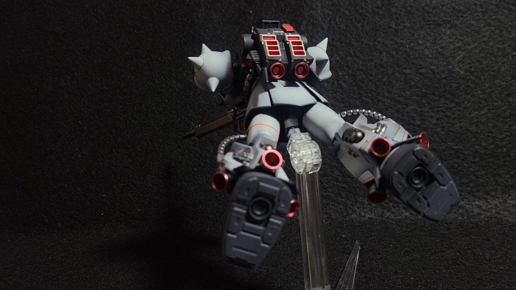 06Rシリーズは比較的下方向にバーニアの向きが集中している為、加速方向に振った味付けなのでしょうね。しかも脚部のバーニアをベクタードノズルとして使う事で推力ベクトル変更が出来る、パイロットの肉体に負担を強いる怖い機体なのでしょうね。