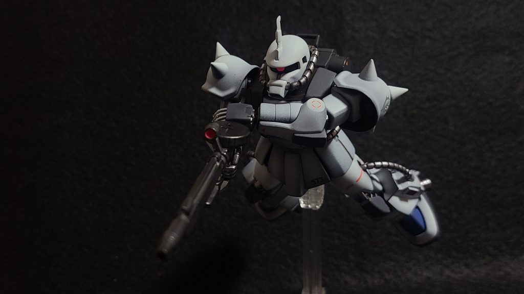 高速機動時のストック保持姿勢、こんなのに追い回されたらかなり怖いでしょうね。