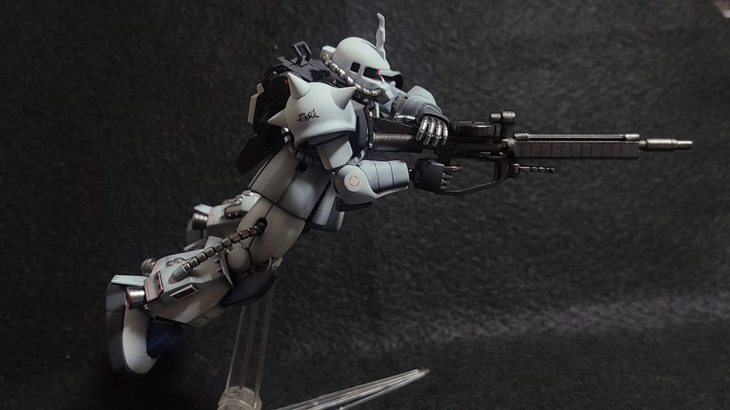 長物は男のロマン、ザクマシンガンも少し手を入れるだけで雰囲気でますよね。今回06R用で行くかF2用をベースにするか悩んだのですが、F2用は伸縮式ストックは良かったのですがグレネードランチャーが邪魔になってしまい、今回は06R用をベースにしました。