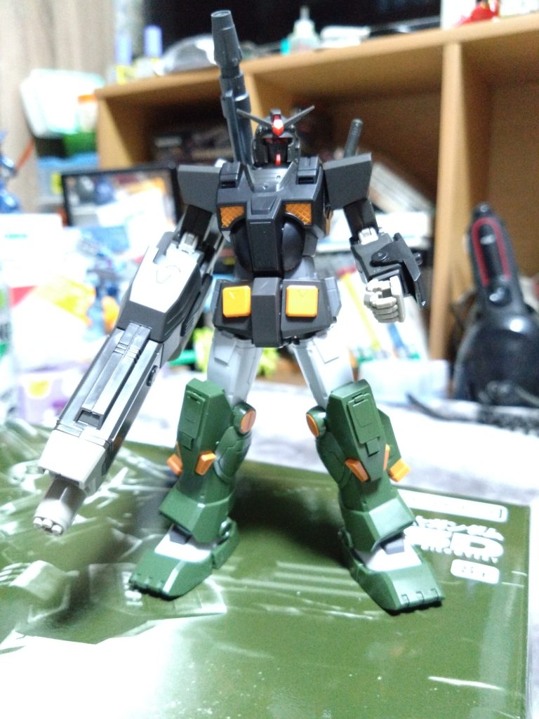 最初はスマートな足をFAガンダムの物と交換だけの想定でしたが、バランスを見て肩と足をFAガンダムの物に交換しました。