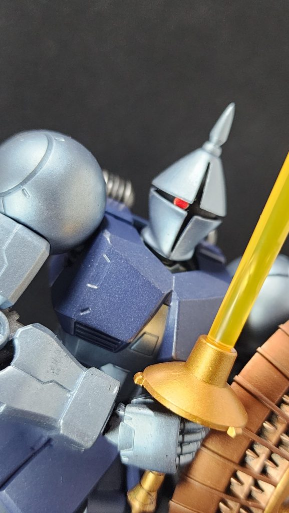 モノアイは左右に動くように加工しました。頭部パーツの中身を水道屋さんのマグネット（よく冷蔵庫とかに貼ってあるるやつ）を小さく切ってパテで包み成形したものに入れ替え。ネオジム磁石の表面にガンダムマーカーのロイヤルメタレッドを塗り、それをモノアイとしました。ただ、クリアランスの関係で左右に少し動くくらいです。