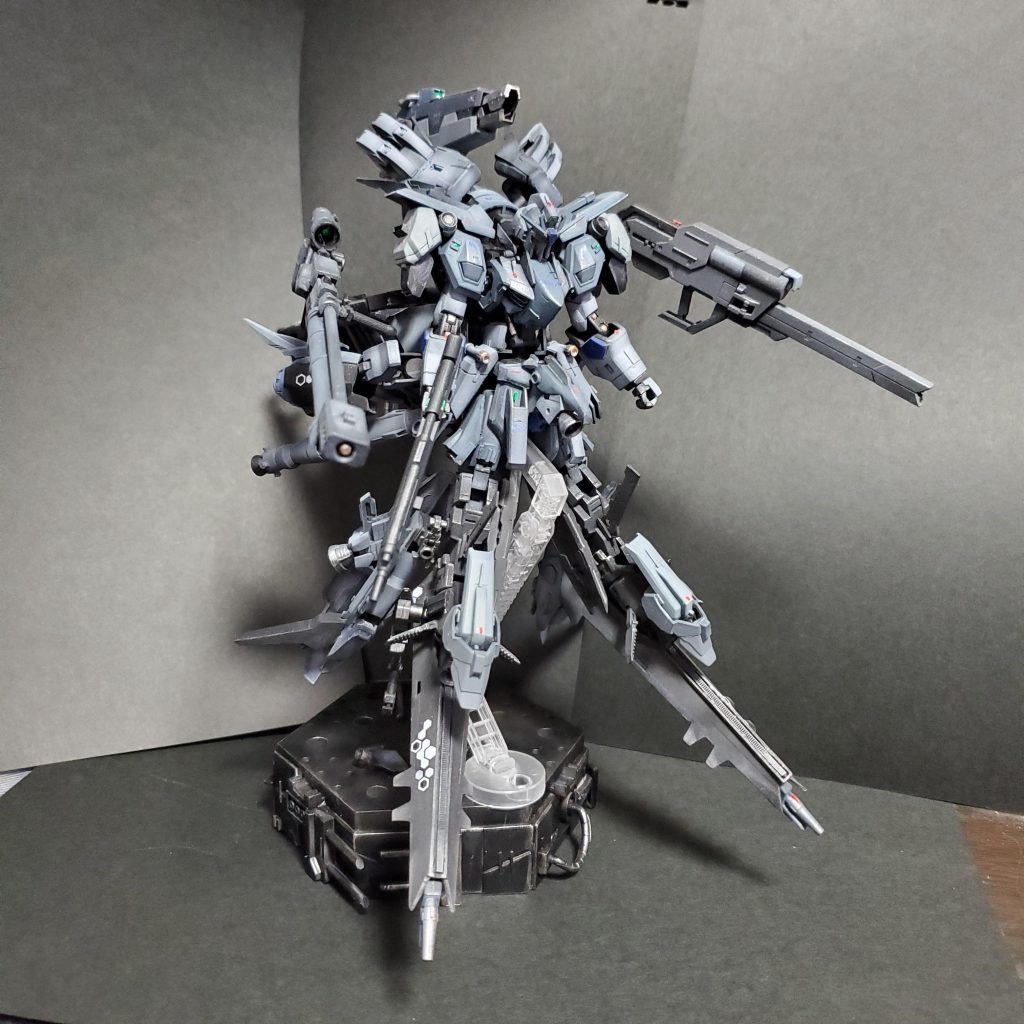 脚部を排除してブースターパーツ兼ビームライフルx2に変更。背部サブアーム3本にポジトロンライフル レールガン GNキャノン。