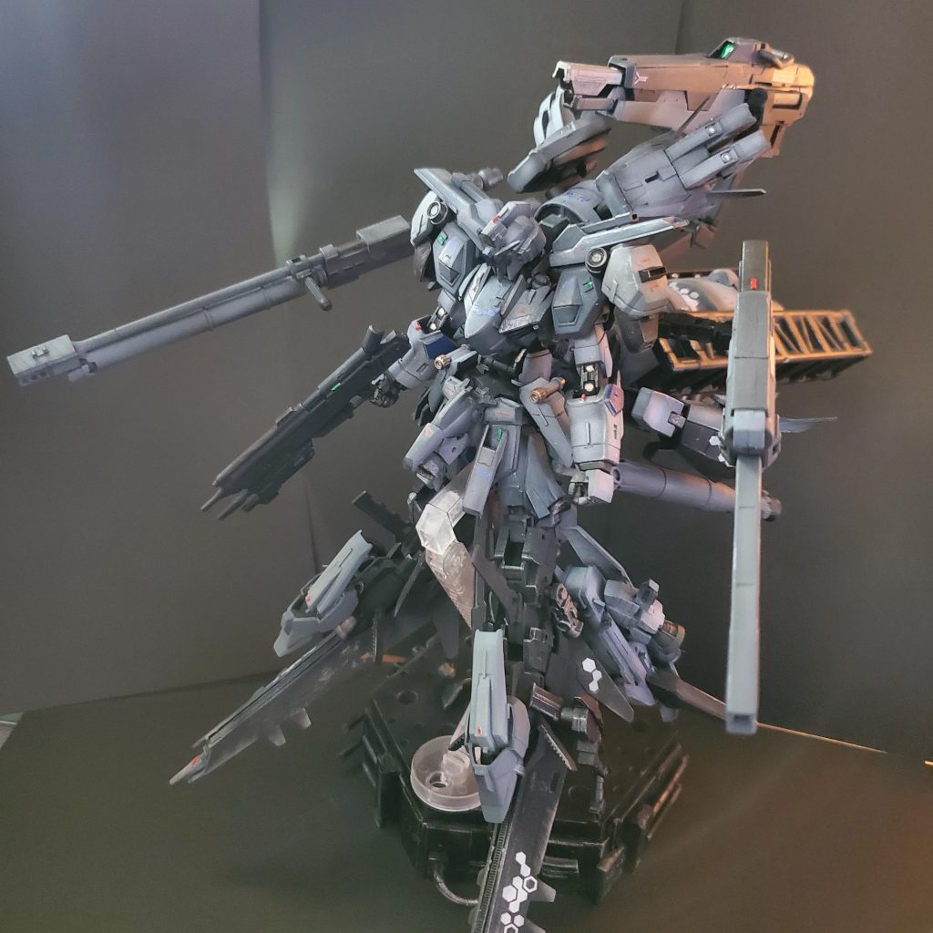 本体から伸びる銃火器、ブースター、背部に見える大型プロペラントタンクから 開発陣から 昆虫(インセクト)の隠語で呼ばれ、攻撃性の強さからキラービーのコードネームを冠した。