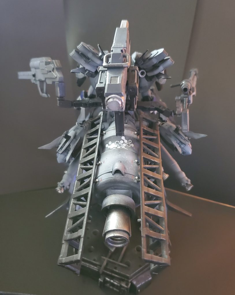 プロペラントタンクは乳酸菌飲料の空き瓶にペットボトルのキャップなどで作りました。大きいタンクはで昆虫の尻尾をイメージしました。