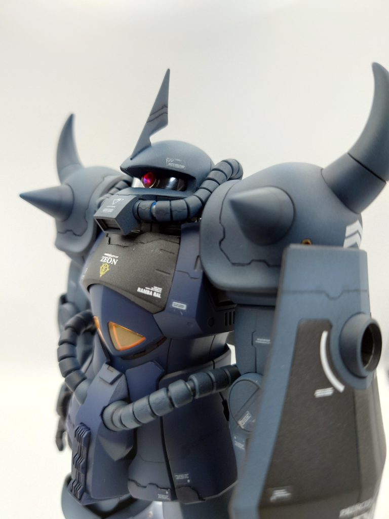 ヘッドは、モノアイ部分を細めたかったのでプラ板とパテで成形してます。