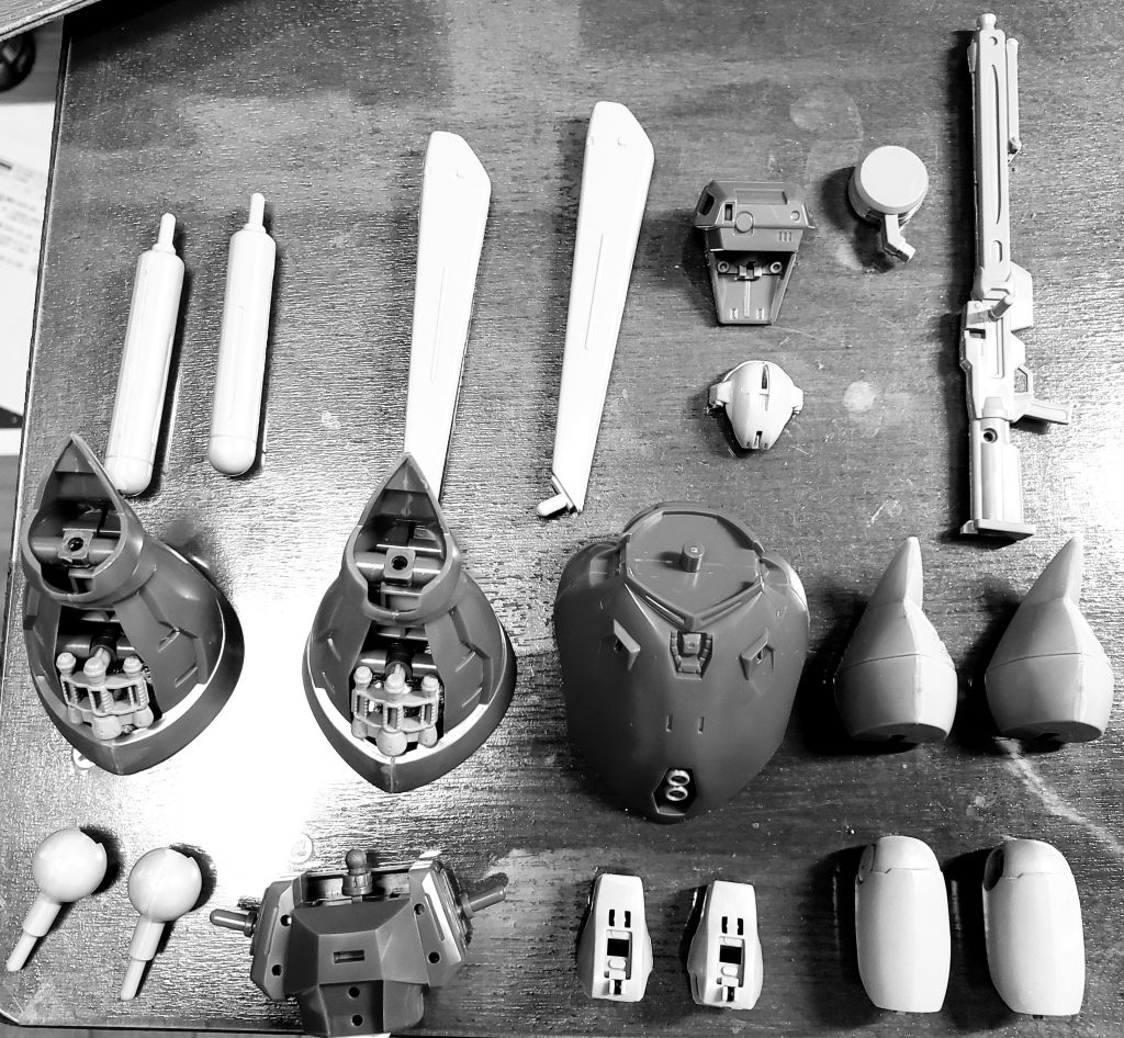 現在作成中のMS。古いキットなので合わせ目処理のバーツが多すぎですね💦💦お盆迄には完成させたいです!