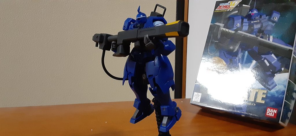 関節パーツはプラ板で隠して水性のグレーで塗装、しかし右膝のポリキャップ関節がなぜか割れました…　足部の一部グレーにしてみました。ヴァイエイトって武器キャノンしかないしキット自体あまり動かないのでポージングはこれぐらい。