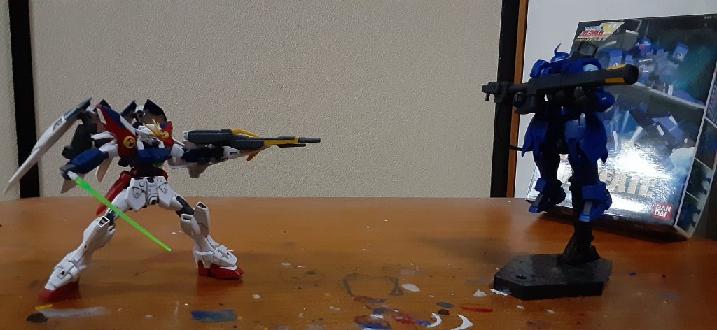 ちょうどゼロ飾ってたので最初カトル君がゼロ乗って、トロワ搭乗のヴァイエイトを撃ってしまうあのシーン。