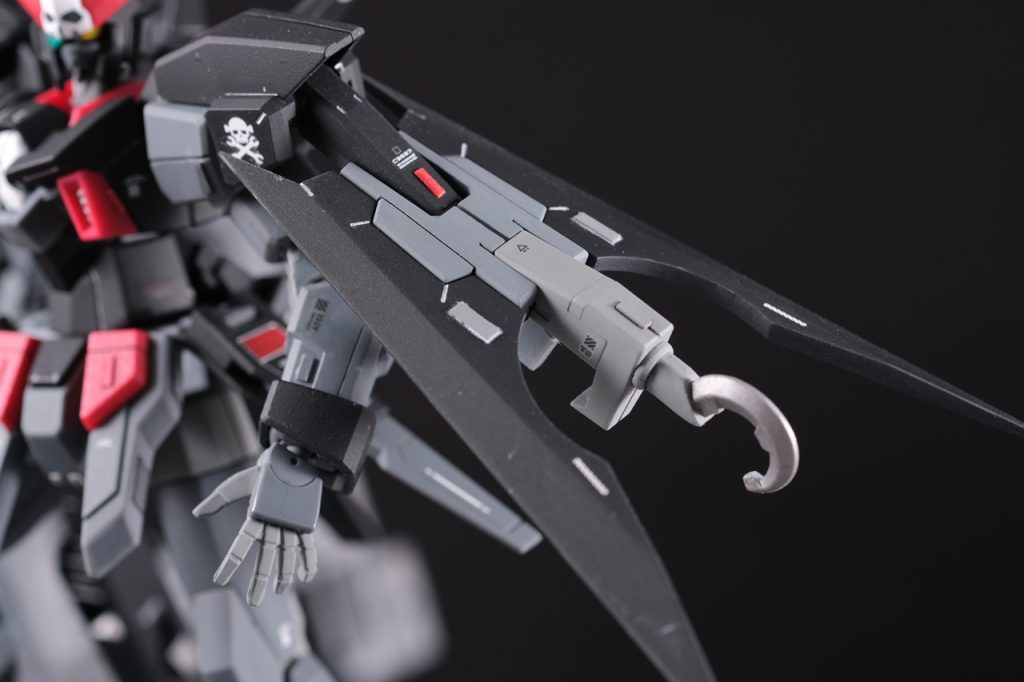 ↑肩の羽根。裏はパテで埋めてみたけど、やらずに別の方法でデティールアップしたほうがよかったなーと思います。