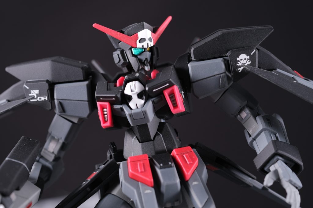 ↑上半身。胸のダクト内は横線を入れて、よりダクトっぽく見えるようにしました。緑のスカウター(?)はメタリックグリーンで塗ってます。おでこと胸、両方にガイコツというのもダサいので、胸のガイコツは分かりにくくするため目を黒く塗ってます。