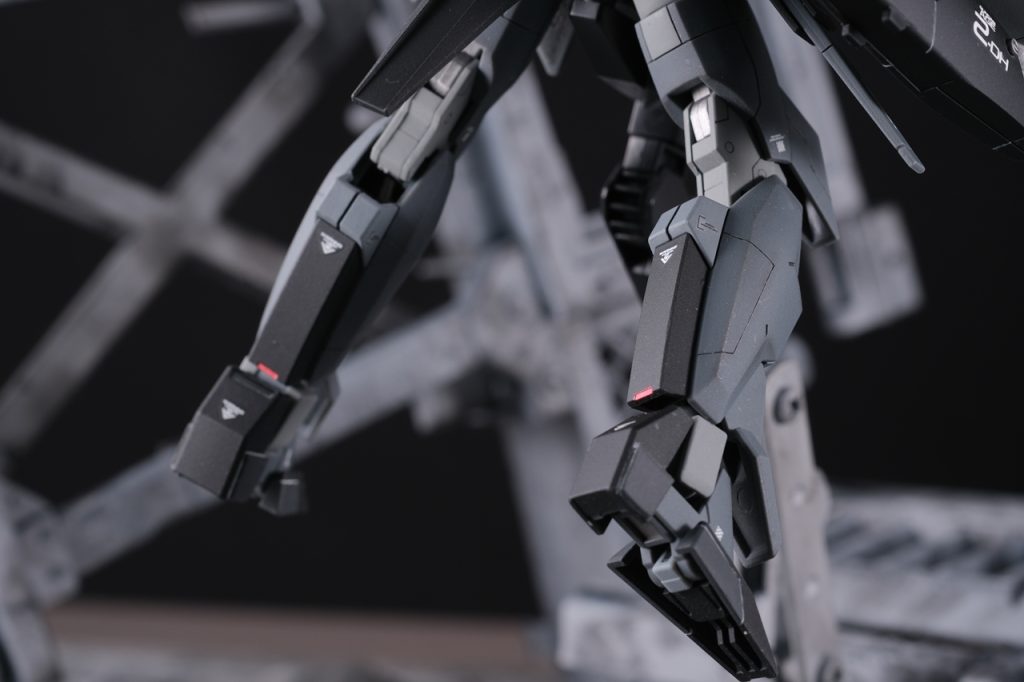 ↑足。すっきりなデザインのまま、軽くスジボリ。