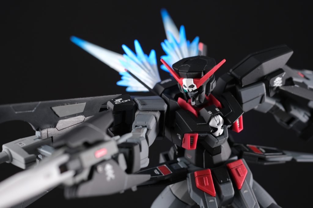 バーニアエフェクトをくっつけました。ブラックライトを当てて、少し光らせてます。穴埋めしたり塗りなおしたりしたので、今回は進んで戻っての繰り返しでした。白いスミ入れとかパテとかいい勉強になったし、最終的にはかっこよく仕上がってくれたので万事OK。ジェノアス、ガフラン、Gエグゼス、ダークハウンドと4体作ったので、AGEシリーズはとりあえずおしまいにして次は別のシリーズにいきます。