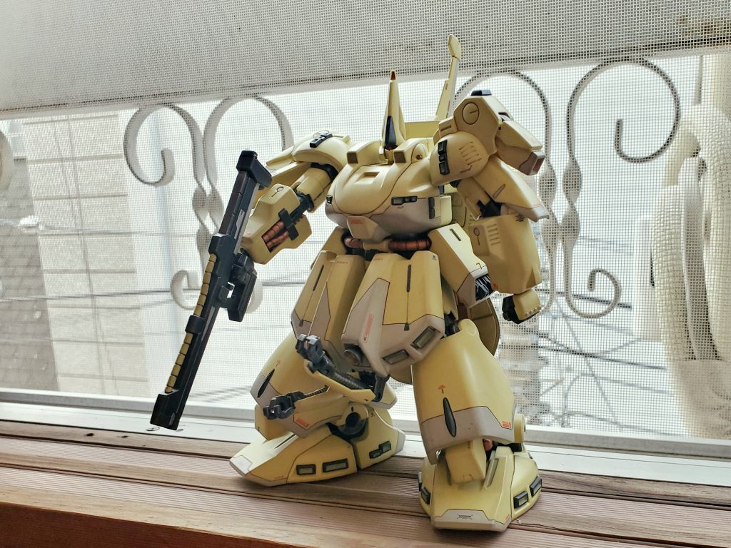 スジ彫りの練習をしたかったので、本体色はそのままに差し色のグレーとの境界線、段差をスジ彫りしました。素組みもせずに始めたので、全体のバランスの取り方が分からず説明書に鉛筆でデザイン案を書き込んだのですが、たいして役に立たなかったので億劫がらずに組めば良かったです。
