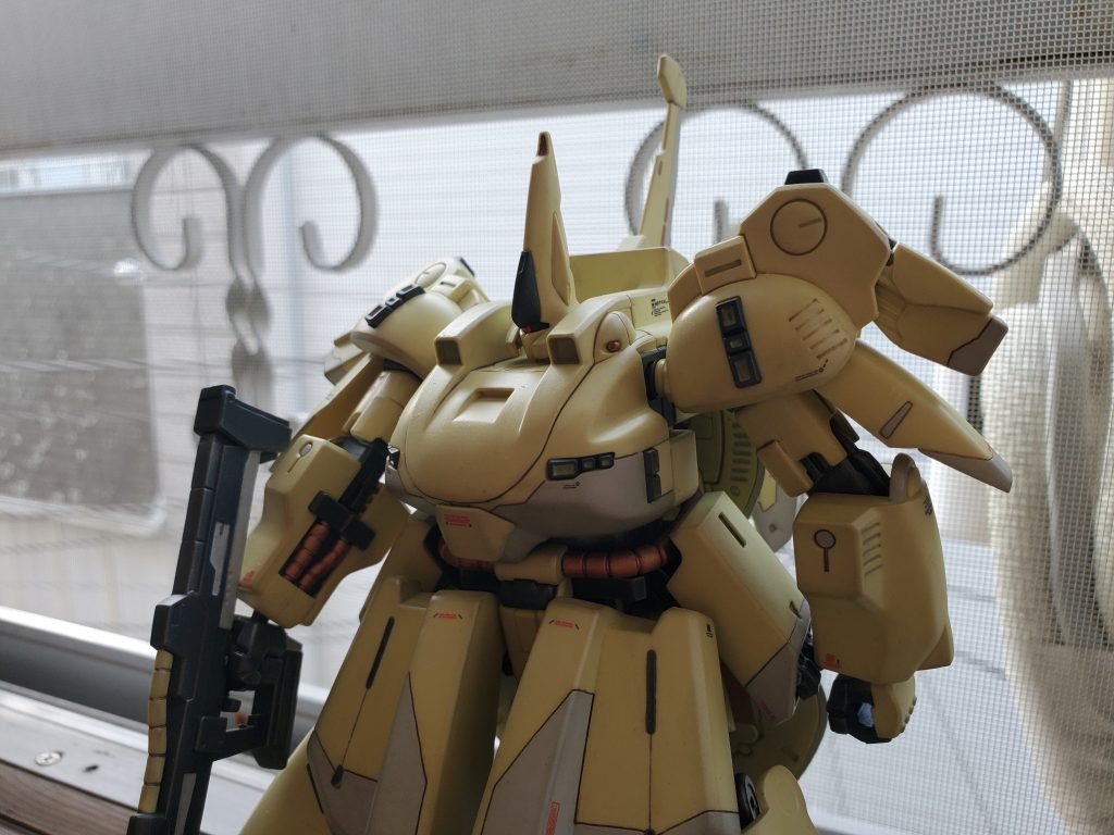 胸部のフロントはポルシェ935モチーフらしいのですが、ぽてんとしたフォルムが可愛らしく思えて、スバル360をイメージしたパネルラインにしました。曲線のスジ彫りはフリーハンドでひいてしまったのですが、大変だったので良い方法を探したいです。