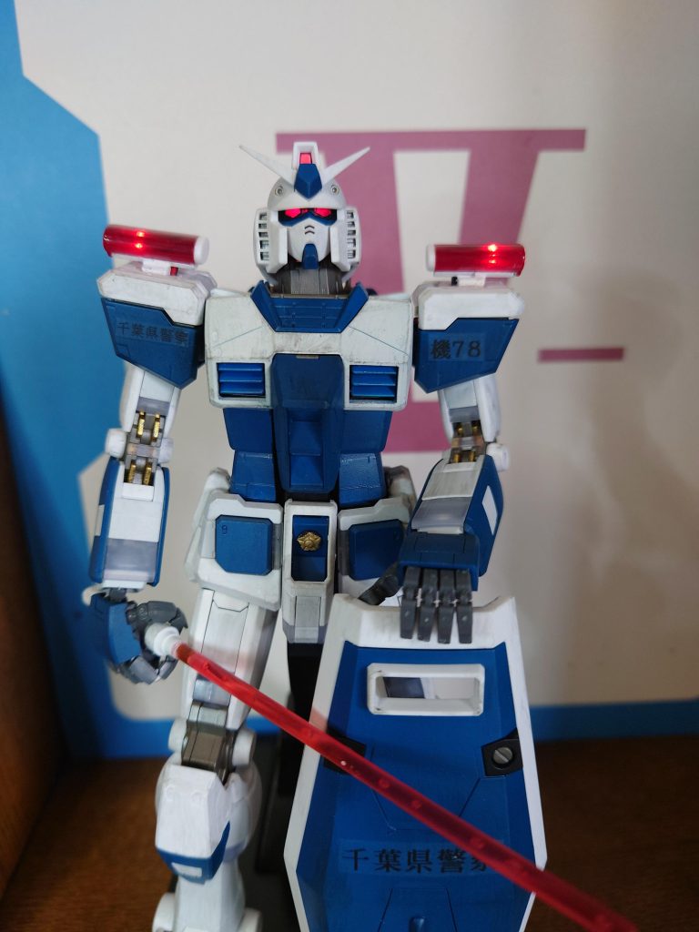 肩の赤色灯は点滅します。 