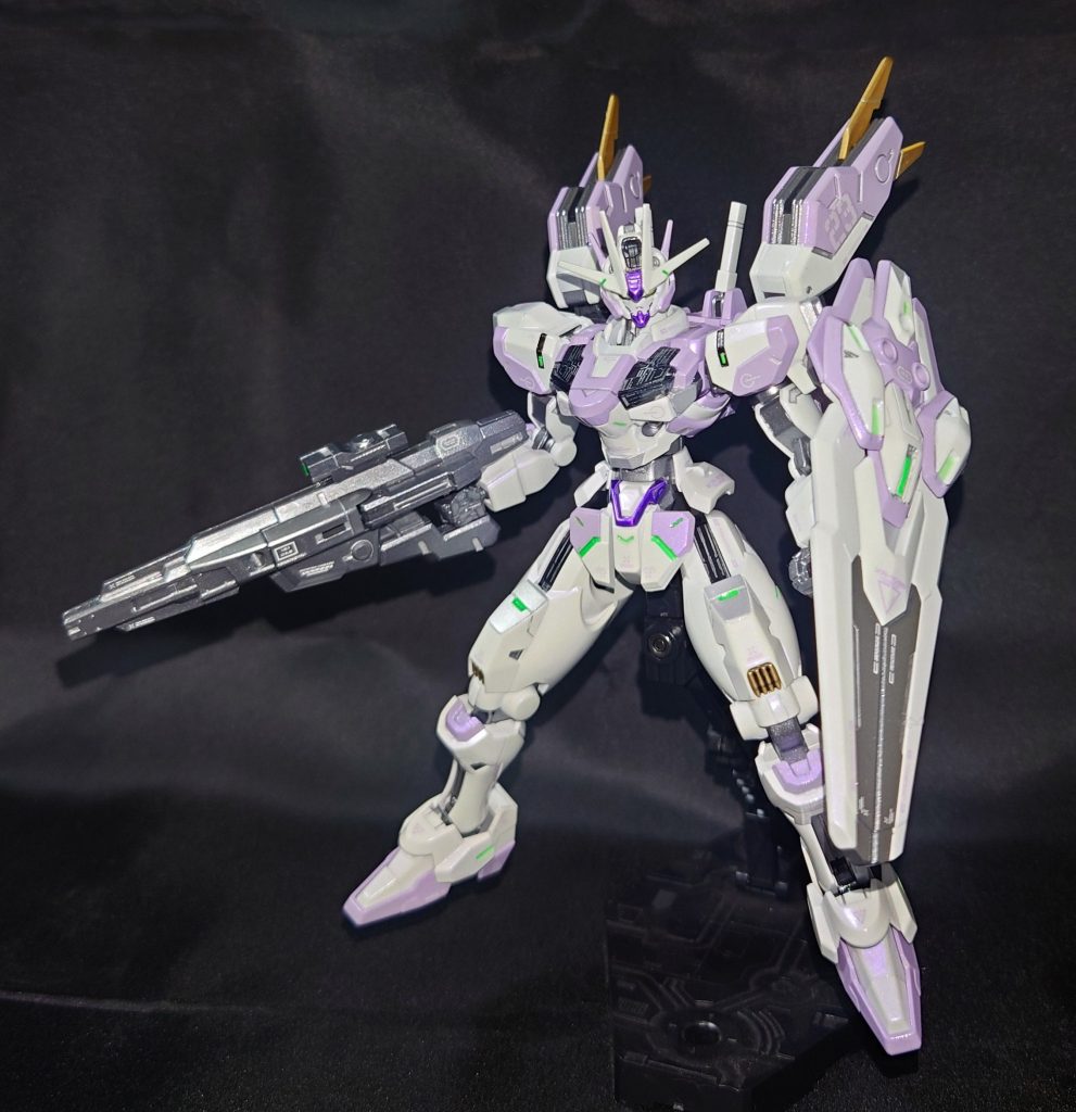 今回は特に改造等はせず、カラーリングの変更だけです。色々いじってしまうと自分の製作ペースではとても間に合わないので(^_^;)カミさんの好きな淡い紫をクレオスのライラックで、白はクールホワイト、その2色の上からMr.クリスタルカラーのアメジストパープルでキラキラ感を出しました。