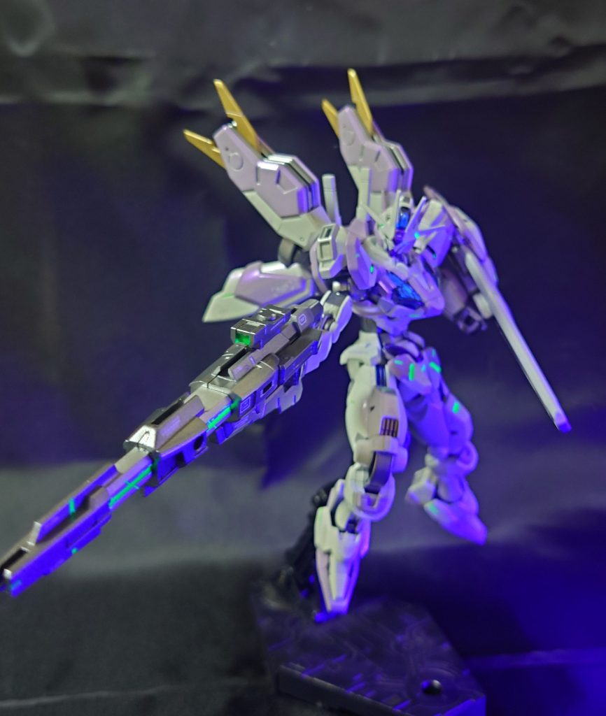 今回はガンドフォーマットも光ります(⁠✷⁠‿⁠✷⁠)初期型は特殊なプリントのシールでしたが、改修型は普通なので、コンビニで白黒コピーして切り抜き、両面テープで貼り付けてます。サムネをご覧の通り、通常は白になりますが、プリント用紙やクリアパーツの着色等でお好みの色にも出来るんじゃないかと思います。