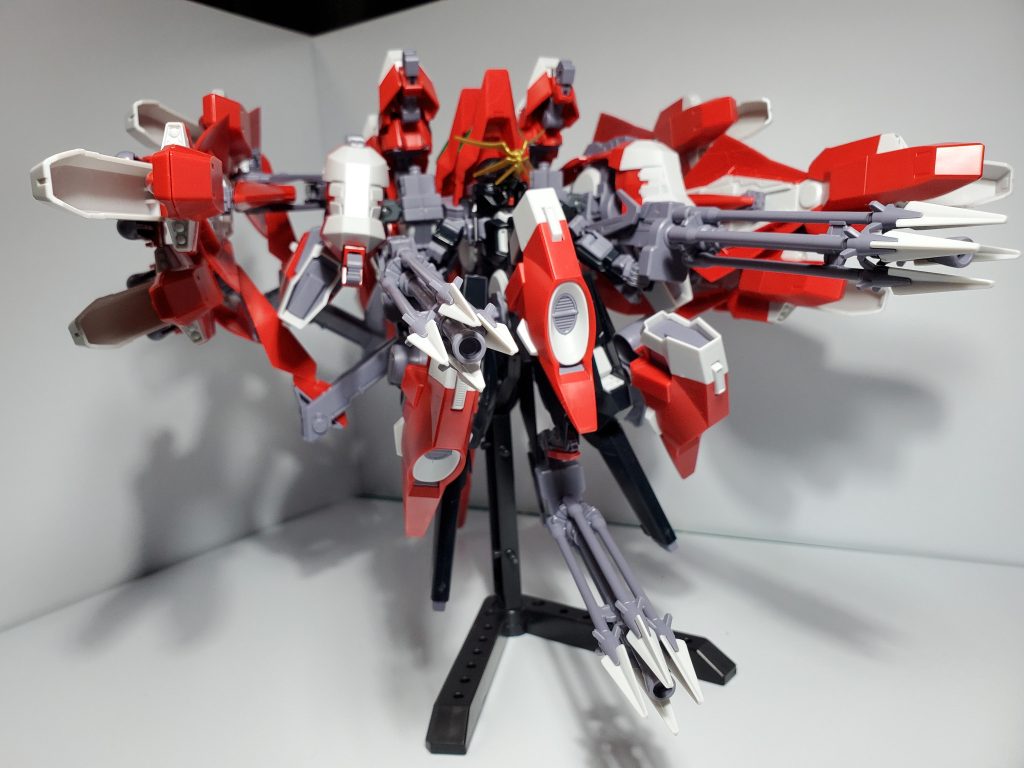 余剰パーツなど使ってうまく装備できるように工夫しました付属のスタンドで立たせられるのが不思議なバランス感覚です