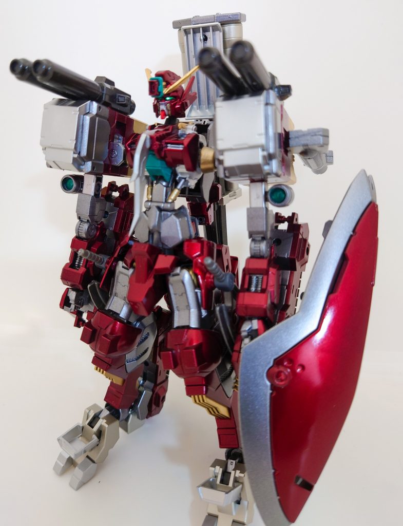 側面。銃火器+左手にはしっかりシールド持たせてます。ちなみに腕の部分には照準補正用スコープをつけています。