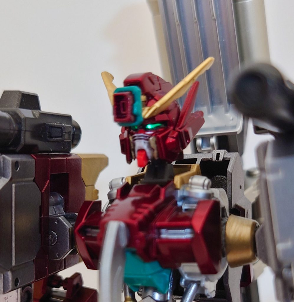 頭部にはオリジナルのハイメガキャノンを仕込んでいます。