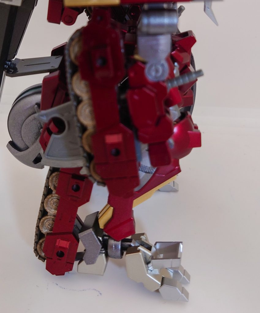 両腕・両足にキャタピラを装備しております。