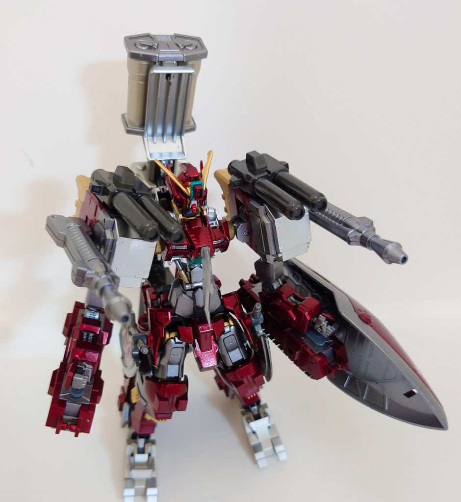 銃火器は、ハイメガキャノン(頭部)、ミサイルポッド（肩）、２連ビームキャノン×２、ビームバレル×2、リニアキャノン方式大型レールバズーカ(背面) 。