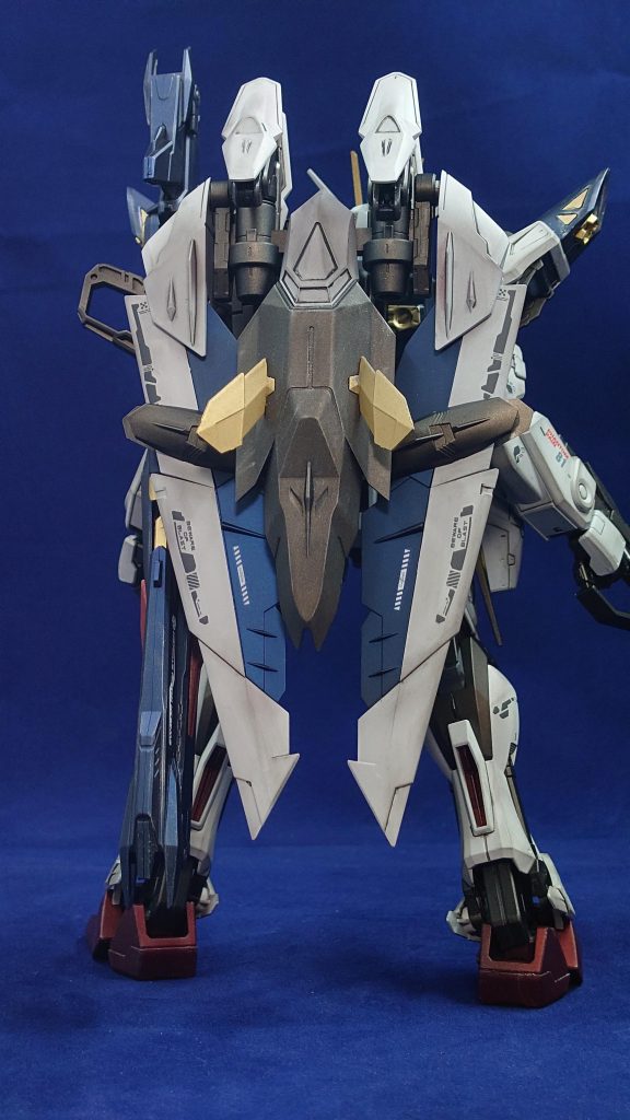 バックディバインストライカーは色だけ変えて特に触らず。