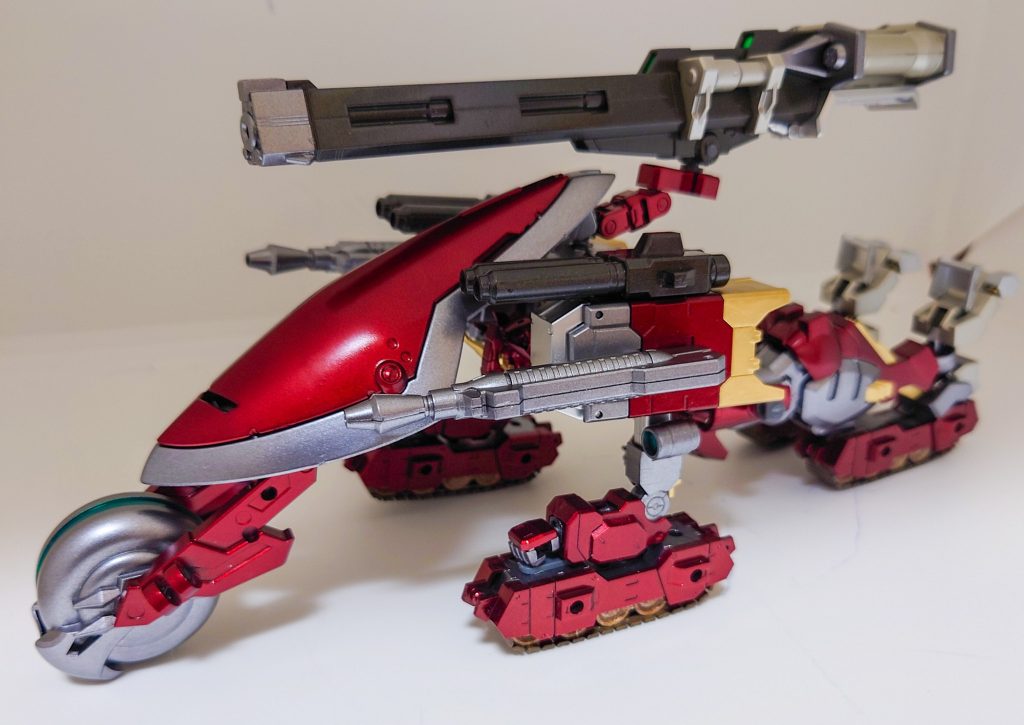 可変形態(チャリオット形態)当初は、戦車をイメージして作成していたつもりでしたが、いつの間にかスノーモービルみたいな姿に落ち着いてしまいました。これはこれで気に入ってます。(見た目がスノーモービルみたいになったので、前輪にタイヤ付けてみました。)