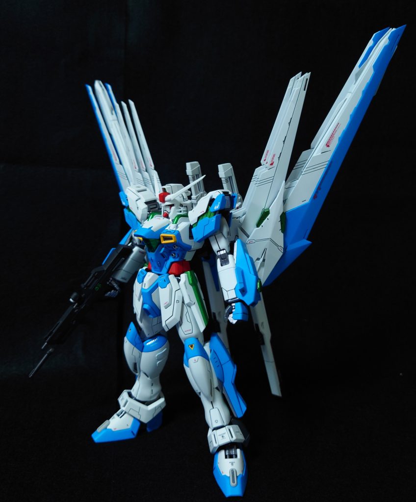 全体の立ち姿肩アーマーはスクラッチが難しいと判断した為、塗り分けで近づけました。フロントスカートは一体型の為スジ彫りをしてパーツ分割しているように見せています。