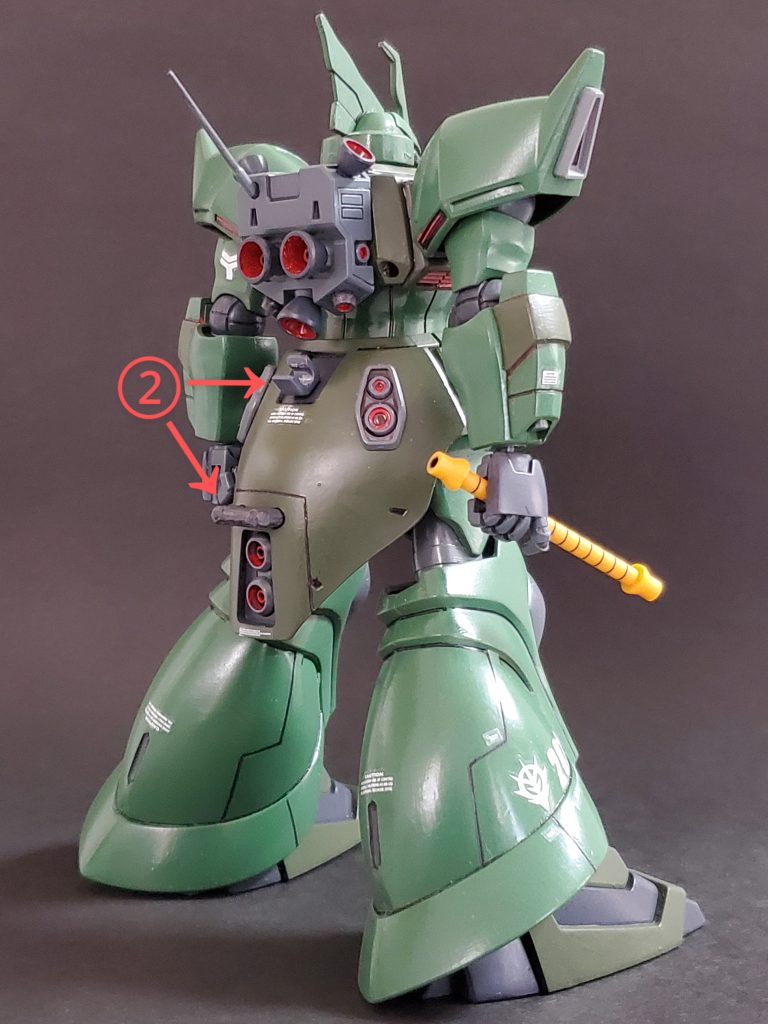 Lia view～✴️②武装追加は良いのですが、担架出来なくては…と思い、腰には14ゲルググからナギナタのロックパーツを装着❕リアスカートには3㎜穴を２つ開け、コの字型のランナーを削りだしウェポンフックにしました😌🎶