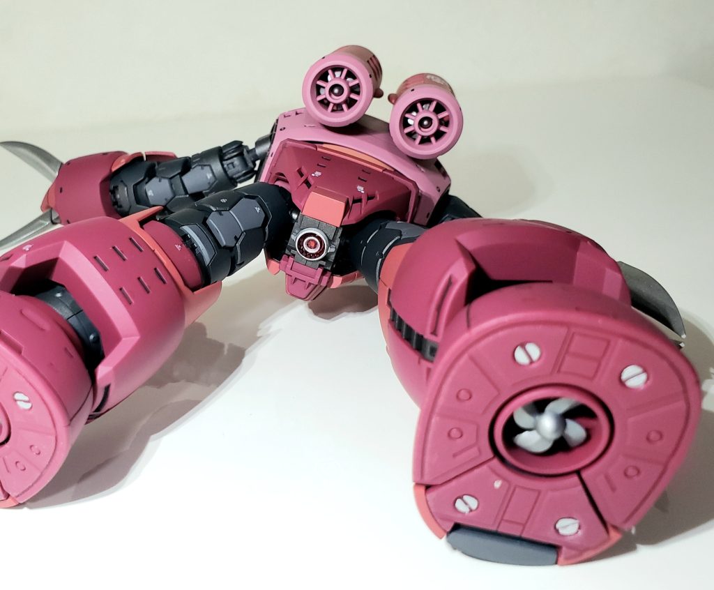 ジェットパックや足裏のスクリューもHGよりしっかり作り込まれていますね、さすがRG!