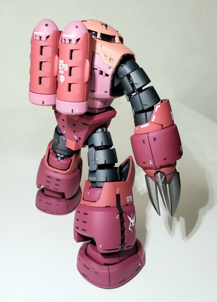 バックショット。RGは特に弄らず作ってます。てか私レベルではパーティングライン等を処理して塗装してデカールを貼るだけで充分カッコイイかなと^^