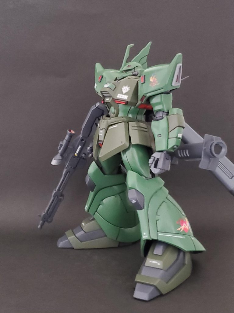 今回は初制作のゲルググJ❕組んだ事のないキットなので組立説明書を見ながら楽しく制作出来ました～🤩初ゆえ、改修等は行わずカラーリング変更と少々の味付けで仕上げました👍✨私の中でキリー・ギャレット少佐はパーソナルカラーが緑🟩なので濃い部分はダークグリーン、少し明るい部分は薄松葉色を使用しています😃このキット、装備がビーム・マシンガンしかなく😢武装不足でしたので、バズーカ、90㎜マシンガン、ビーム・ナギナタを用意👍🎵リック・ドムIIたちと共有です😅💦