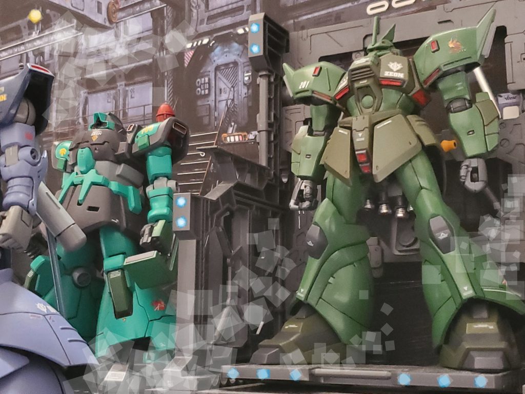 約２年の潜入捜査を終えて『茨の園』に帰還したキリー・ギャレット少佐😊🎶帰還早々に女性パイロットのみで構成されている『FairyHeart隊』の面々に迎えられるギャレット少佐✨ハンガー内は和気あいあいとなり、まるで女子会のような和やかな雰囲気に包まれていた😌ハンガーの隅にはその光景を微笑ましく見つめるバウアー中佐の姿もあった…😔✨