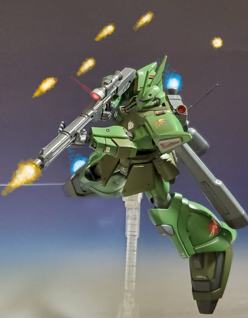 ゲルググJは一年戦争末期に開発された機体ではあるが、全身に多数のスラスターバーニアを有し、さらに射撃精度の高いセンサーも持ち合わせる高水準MS❕キリー・ギャレット少佐の技量と相まって撃墜スコアを加算する👍✨