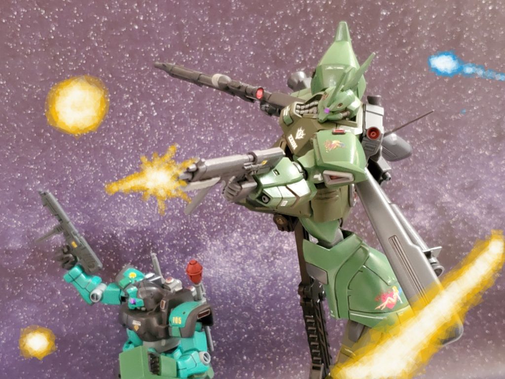 ガトー少佐が核弾頭を放つまで敵を引き付ける極めて危険な任務❗しかし、エマァ・ダイスのパイロットとしての成長もあり、最小限の損害で戦闘を続けるFairy Heart隊🧚✨バウアー中佐から報告は聞いていたが、エマァ・ダイスの戦いぶりに驚くギャレット少佐👀❗パイロットとしても副隊長としても練度が上がっているようだ🎵