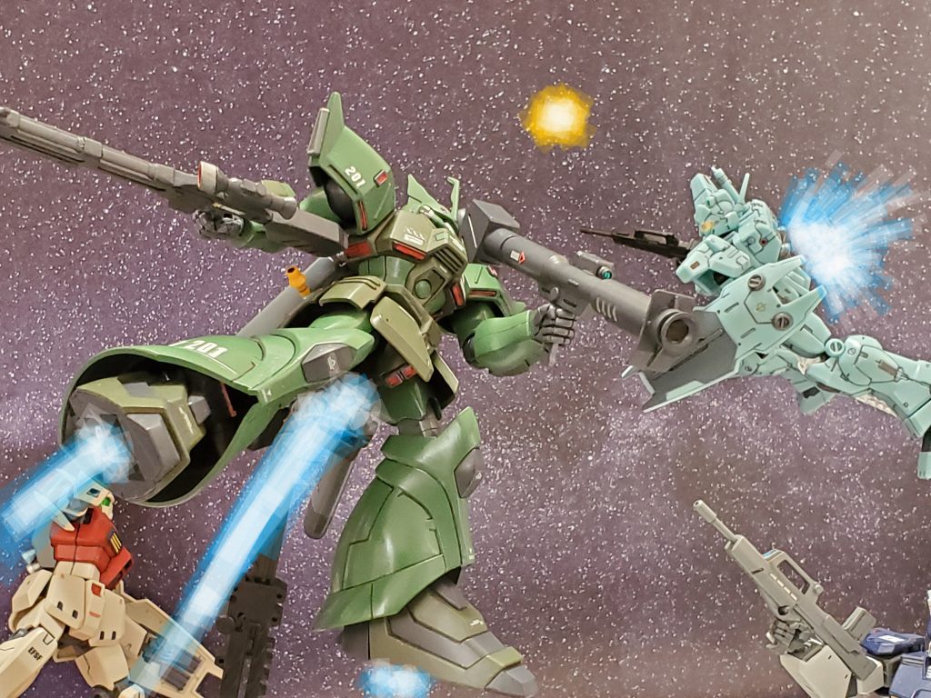 そして、ギャレット少佐は四方を囲まれ大ピンチ😵💦エースパイロットといえど、この数は危機的状況😱💦右も左も逃げ場なし…(・д・ = ・д・)💦