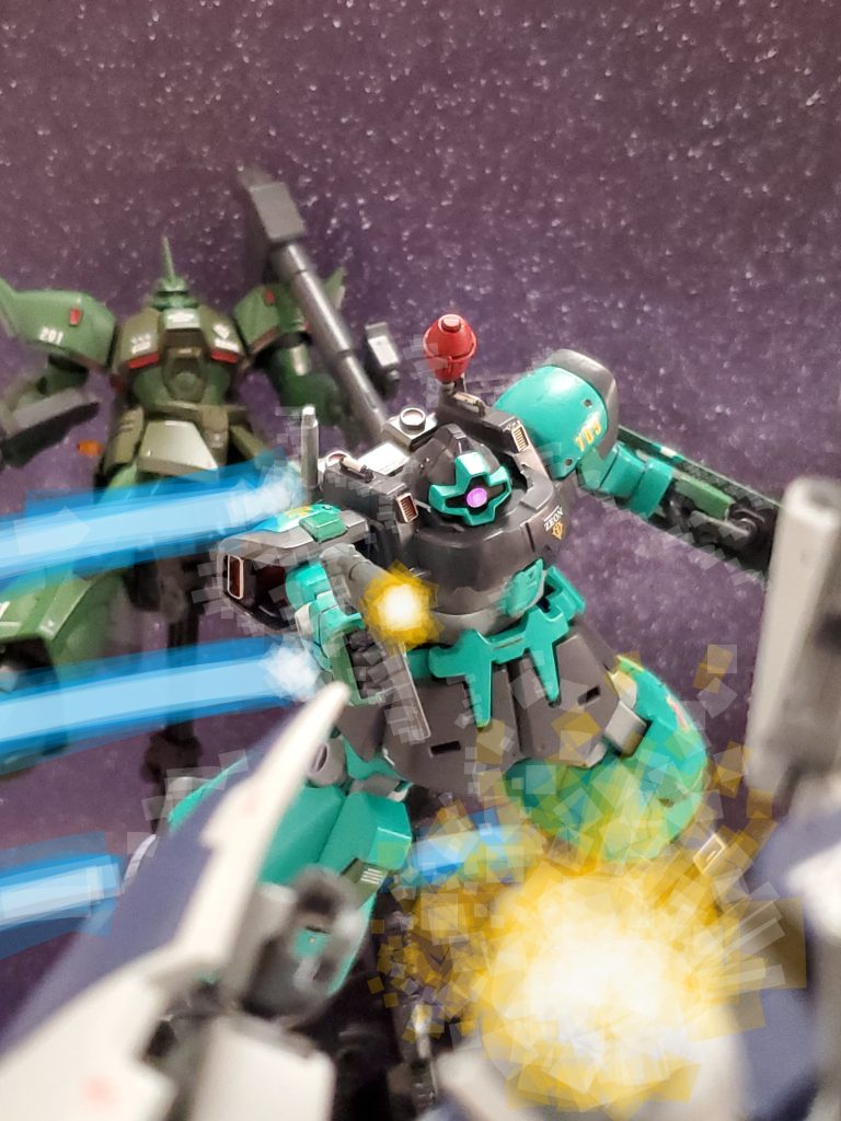 ギャレット少佐は、もはやこれまで…と思った瞬間❕この状況下で敵機を掻い潜り、エマァ・ダイスのPTリック・ドムIIがギャレット少佐の眼前に現れる✴️そして、囲んでいるジム部隊を尋常ならざる動きで翻弄し撃破していく～🤩