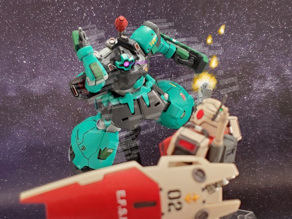 ほぼゼロ距離の攻撃を、最小限の回避行動でかわすエマァ・ダイス👀❕ギャレット少佐はバウアー中佐の話にあったエマァ・ダイスの『覚醒しつつあるパイロット能力』が本当であった事を知る…😔✨