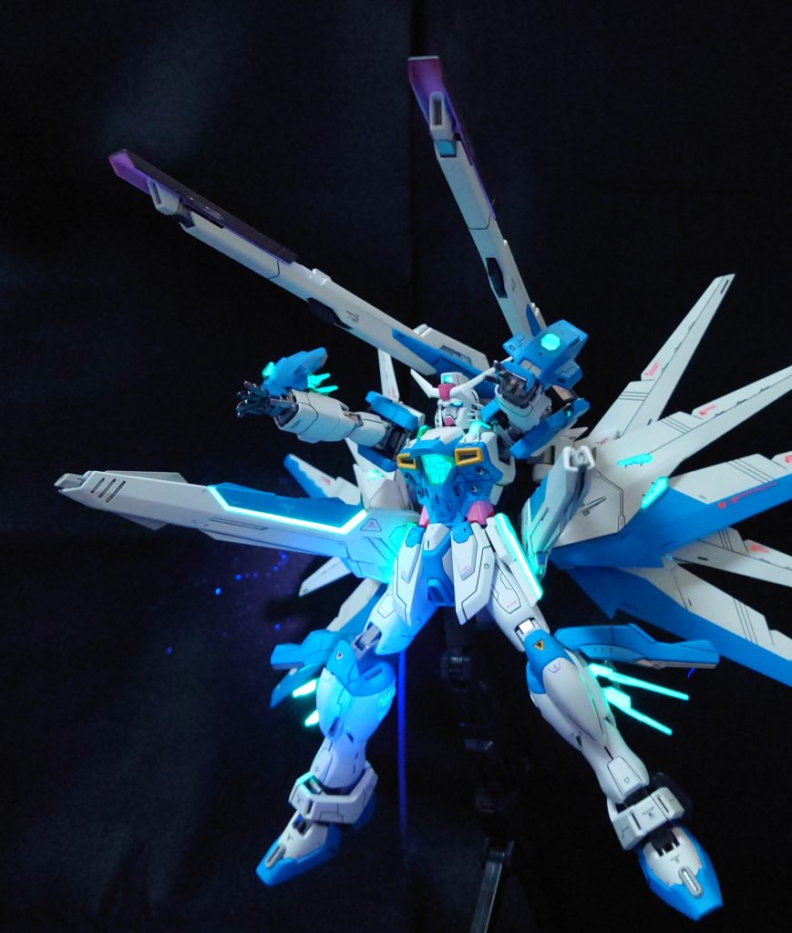 セリオスセステットキャノンHGでクリアパーツ及び緑だったパーツは蛍光塗料で塗装。顔のセンサー類も同様