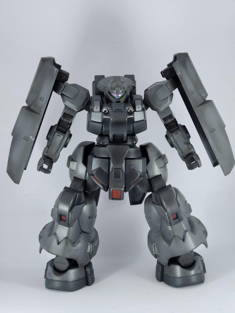 正面。汚な重いをイメージして作成😃💦三色のグレーを使ってみましたが、写真だと良くわからん😵🌀一応グフフライトタイプを参考にし、極力目立たずシンプルに仕上げました。