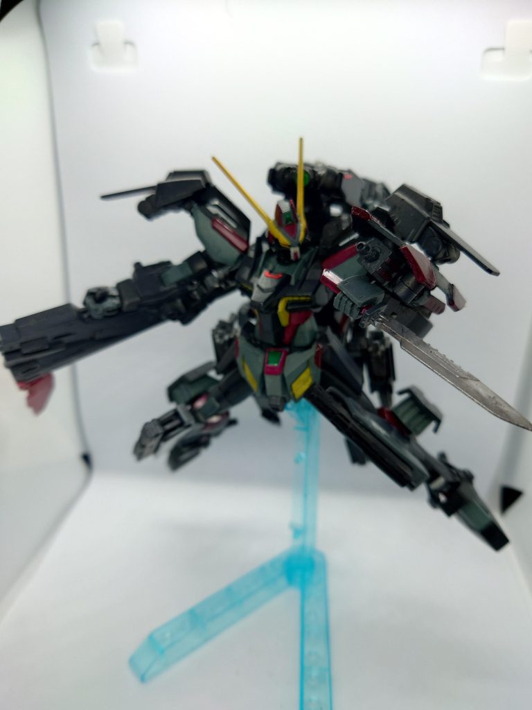コンバットソード&ビームアサルトライフル  ビームサーベル近接戦闘用実体剣と、ティルティウムアームズのロングビームライフルをベースとした、威力と連射性能を両立した射撃武装。