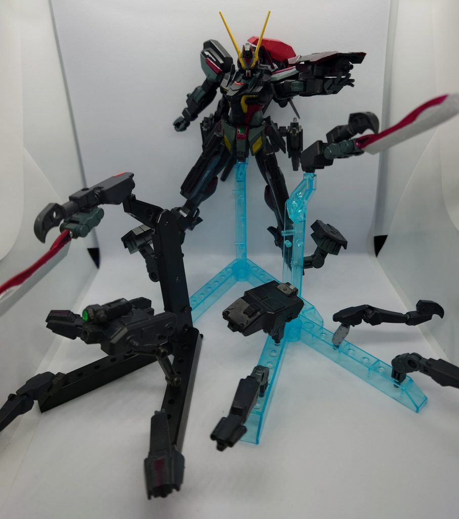アルミラビット 全身に装備された追加装甲兼ビット兵器。それぞれが単体で運用できる他、本体や武器と合体して多数のバリエーションを生み出す。