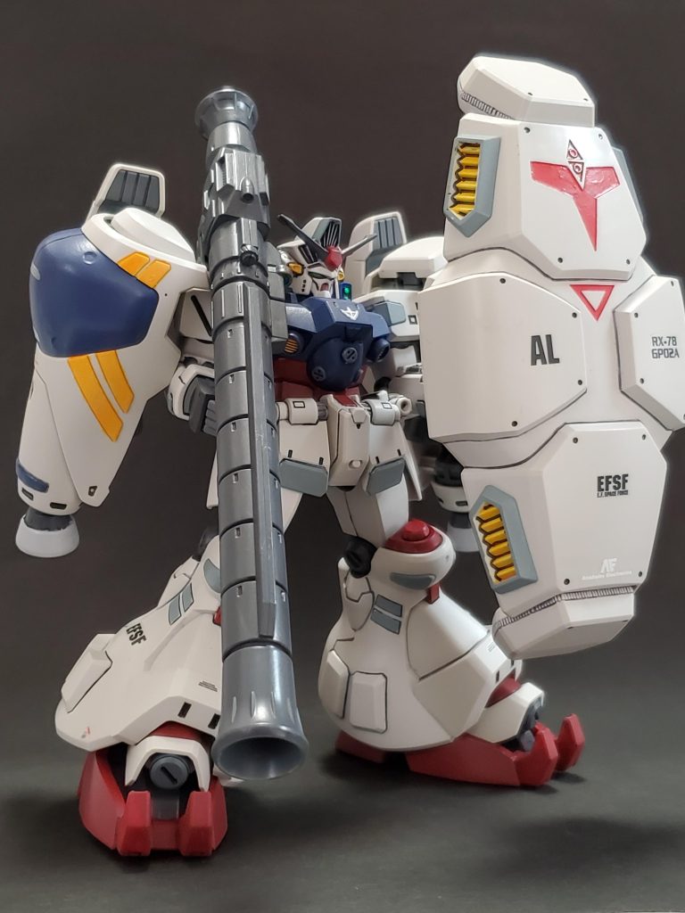 アトミックバズーカとシールド装備のお姿~🤩HGシリーズいくつも手掛けてきましたが、この子は各パーツ重量があるせいか、どの関節もすごく固くなってて、動かすのが大変です😅💦でも、そのお陰でビックなシールドも難なく保持出来てプラプラせず、撮影中とても助かりました👊✨カラーリングはトーンを下げて暗めな印象にしました🎵私自身はと~っても気に入ってます😆