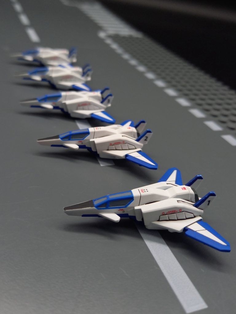 1機だけっていうのも寂しかったので、5機集めてブルーインパルスをイメージして塗装しています💨ほぼ同じですが垂直翼のナンバーを変更しています✨️続けて…1機ずつご紹介👋😆